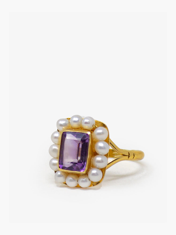 Handcrafted 18k gold-plated silver ring with natural amethyst framed by hand-set freshwater pearls, inspired by Victorian elegance.