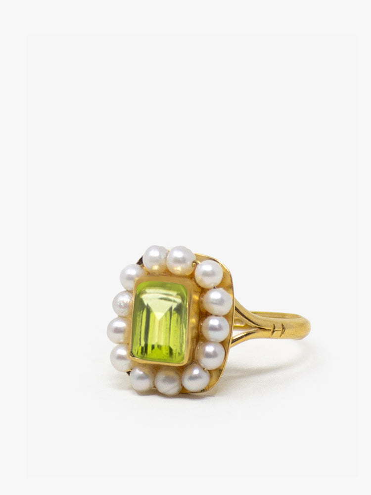 Handcrafted 18k gold-plated silver ring with natural peridot framed by hand-set freshwater pearls, inspired by Victorian elegance.