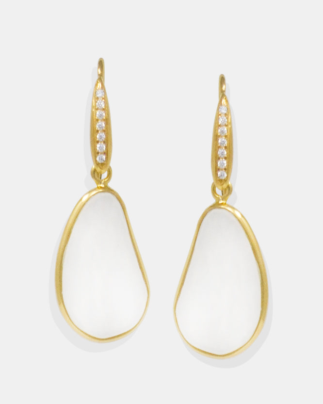 You could say Vintouch founder Alessandro Ricevuto has a thing for the sea as he has grown up in a seaside town just a few miles away from the Amalfi coast. These gold-plated mother of pearl earrings are inspired from his summer trips on a kayak in the sea of Positano, enriched with shimmering AAA grade cubic zirconias that shimmer in the light. They feel practically weightless, so you can wear them comfortably for hours.